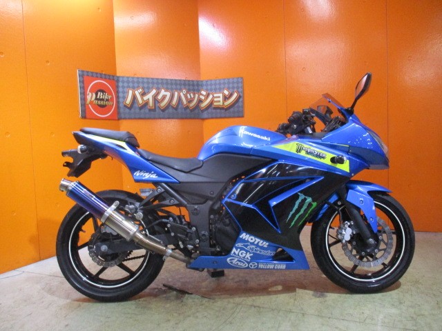 横から見てもこの通り状態グッド！！価格はお安いですがカスタムもバッチシで写真の通り綺麗ですよ！